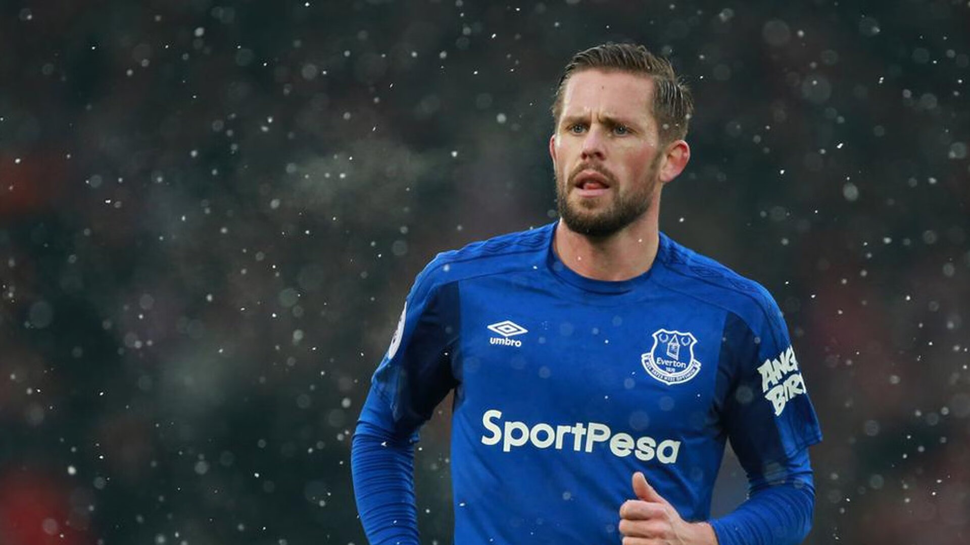 湖人新援融入缓慢，整体表现起伏不定，湖人新援球衣