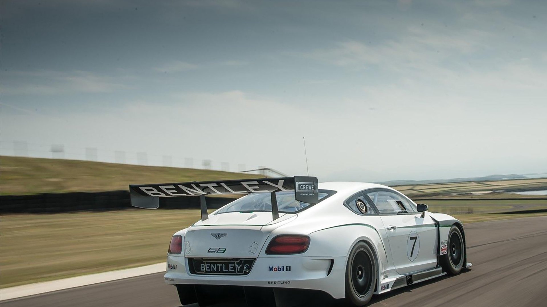 中国足球国家队深化多区域战术适应性训练,国足战术风格