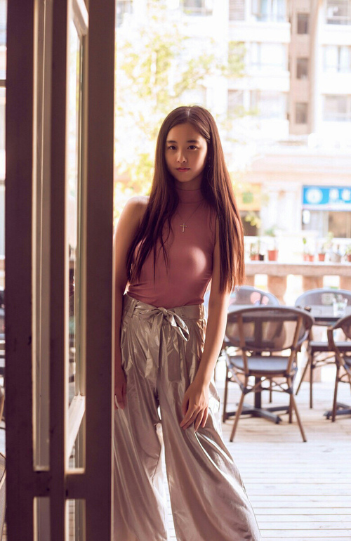 开云·体育官方网站入口-场边镜头记录球员互动瞬间展现团队温情与默契，球员们在赛场上展现