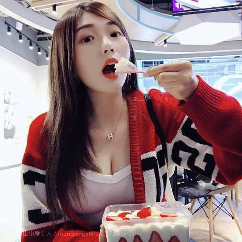 场边镜头记录球员互动瞬间展现团队温情与默契,球员们在赛场上展现